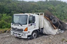 Camión materialista se sale del camino al quedarse sin frenos, en la autopista Valles-Rayón