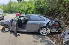 Vehículo colisiona contra un cerro en la carretera libre Valles-Rioverde