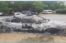 Presuntos militantes morenistas queman carro de JA Velazco