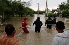 Fuertes lluvias dejan  colonias inundadas en Ébano