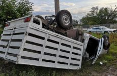 Vuelca camioneta que conducía a  orilla de la carretera Valles-Mante