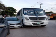 Chocan camión urbano y auto en la avenida Pedro Antonio Santos