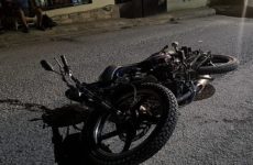 Motociclista sufre aparatosa caída por esquivar a un perro