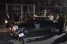 Motociclista invade carril y choca  contra taxi, en la Lázaro Cárdenas