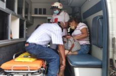 Mujer herida al caer de moto en la zona Tenek