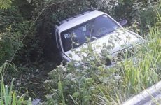 Camioneta cae a desnivel en la  carretera libre Valles-Rioverde