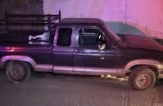 Conductor choca su camioneta contra una banqueta a desnivel