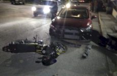 Beodo motociclista se impacta contra vehículo estacionado