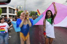 Desfile por el orgullo  LGBTTTIQ+ con  cientos de personas