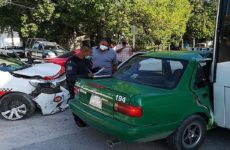 Taxista omite un alto y provoca una carambola vehicular; hubo tres lesionados