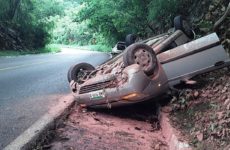 Vuelca vehículo en la carretera Valles-Rioverde