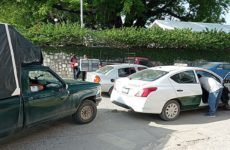 Conductor choca su camioneta contra un taxi, cerca de la Presidencia Municipal