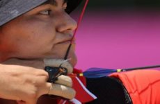 Avanza Alejandra Valencia a cuartos de tiro con arco y acaricia medalla