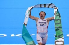 Noruego Blummenflet gana el oro en el triatlón varonil