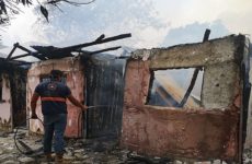 Incendio acaba con cinco cuartos de un vecindario en Valles