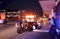 Familia cae al derrapar motocicleta, en la Pedro Antonio Santos