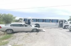 Por falla mecánica choca auto contra autobús urbano