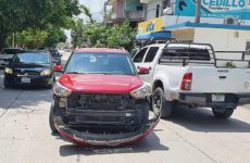 Chocan dos camionetas en la avenida Secundaria