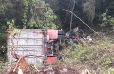 Trailero sobrevive a aparatoso accidente en la carretera libre Valles-Rioverde