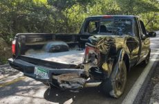 Camioneta se estrella contra cerro, en la carretera libre Valles-Rioverde