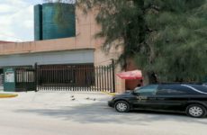 Funerarias acechan  por muertos afuera  de hospital IMSS