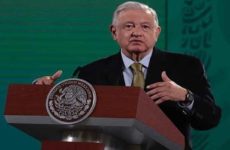 HRW compara a López Obrador con Cantinflas por callar ante el programa “Permanecer en México”