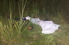 Hombre muere al caer de su motocicleta, en la carretera San Vicente-Tanquián