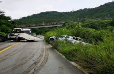 Camioneta cae a un desnivel en la carretera libre Valles-Rioverde