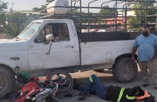 Camioneta derriba a un motociclista, cerca de la colonia Santa María