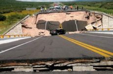 Cae puente en carretera Cerritos-Tula