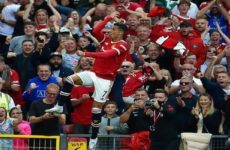Cristiano celebra su regreso al United con doblete y el liderato