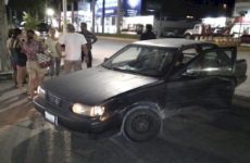 Taxista provoca accidente y huye; deja tirada la placa de su vehículo