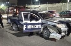 Vehículo choca contra patrulla de la Policía Municipal
