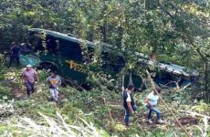 Autobús de Transportes Vencedor cae a un barranco cerca de Xilitla