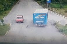 Motociclista a punto de morir aplastado por un camión