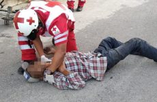 Paramédicos de  Cruz Roja auxilian a dos hombres que en distintos casos se cayeron y resultaron heridos