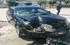 Auto se estrella contra caja de camión en el bulevar México-Laredo