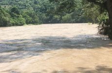 Desaloja Protección Civil a 22 personas por crecida del río Moctezuma