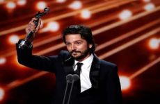 México se queda sin galardón de Premios Platino; Diego Luna, el único que recogió una estatuilla