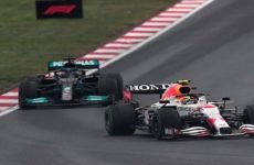 “Checo” Pérez y Lewis Hamilton protagonizan gran batalla en Turquía