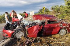 Familia casi muere aplastada por camión cañero en la carretera Valles-Mante