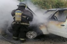 Se quema camioneta cerca del fraccionamiento Lomas de Santiago