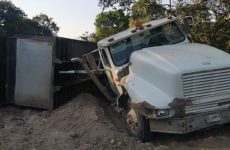 Vuelca camión que transportaba relleno en la carretera Valles-Tamazunchale