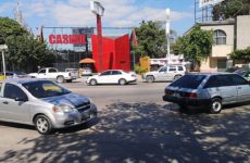 Conductor provoca choque múltiple en el bulevar México-Laredo y se da a la fuga
