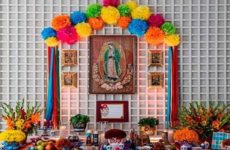 Colocan ofrenda a la Virgen de Guadalupe por Día de Muertos en la Casa Blanca