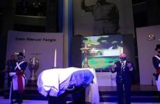 Trasladan a un mausoleo los restos del ex campeón de F1 Juan Manuel Fangio