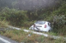 Vehículo cae a desnivel  en la sierra de Tamasopo