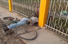 Albañil cae de su bicicleta y fallece en Ébano