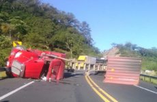Vuelca un tráiler y provoca cierre temporal de la autopista Valles-Rayón