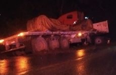 Trailero sufre accidente en  la carretera Valles-Tampico